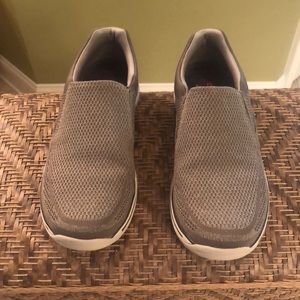 Men’s Sketchers size 12 loafer.